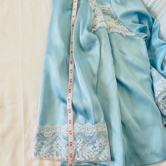 Blue satin & lace vintage retro bed jacket or robe NWOT new condition - Picture 3 of 7